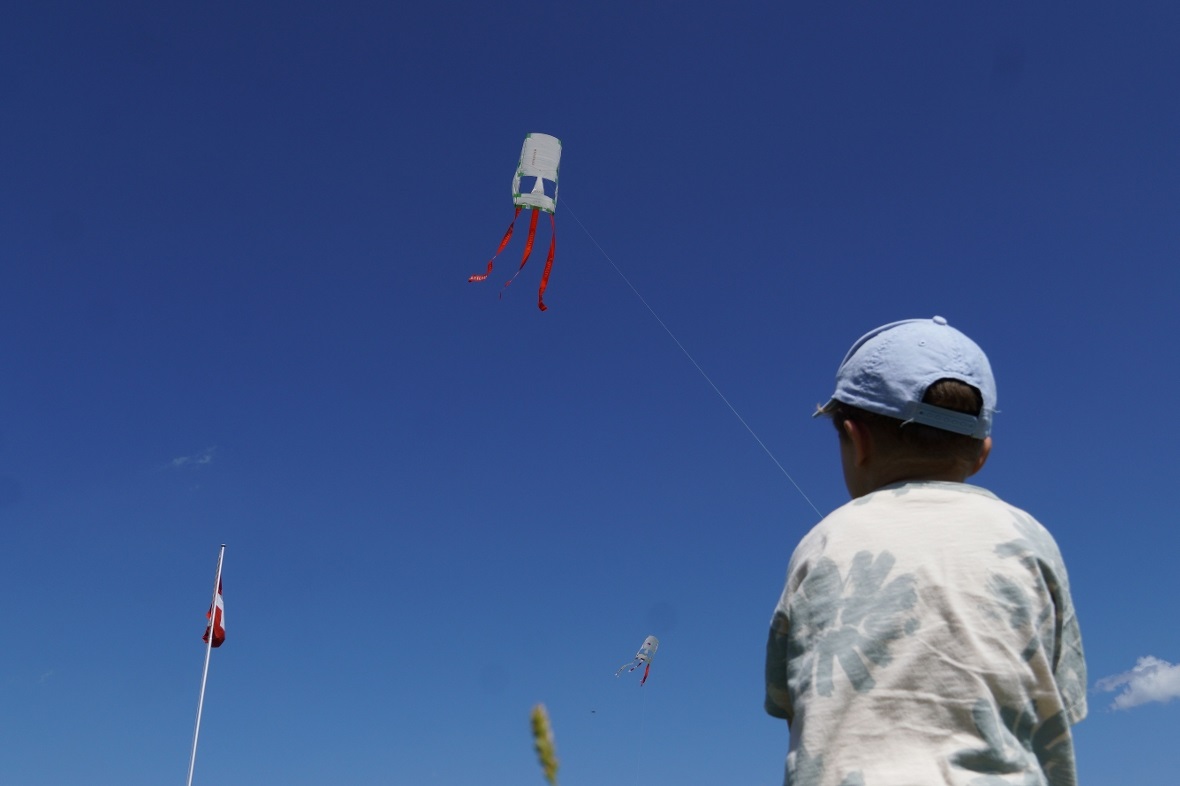 Nach dem Basteln folgt das Steigenlassen: Klein und Gross kamen beim 5. Drachenf...