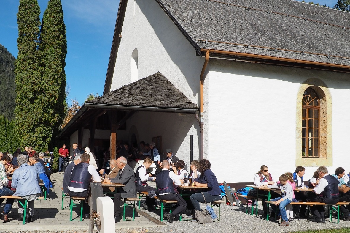 Nach dem Gottesdienst luden das feine Mittagessen und Desserbuffet zum Verweilen...