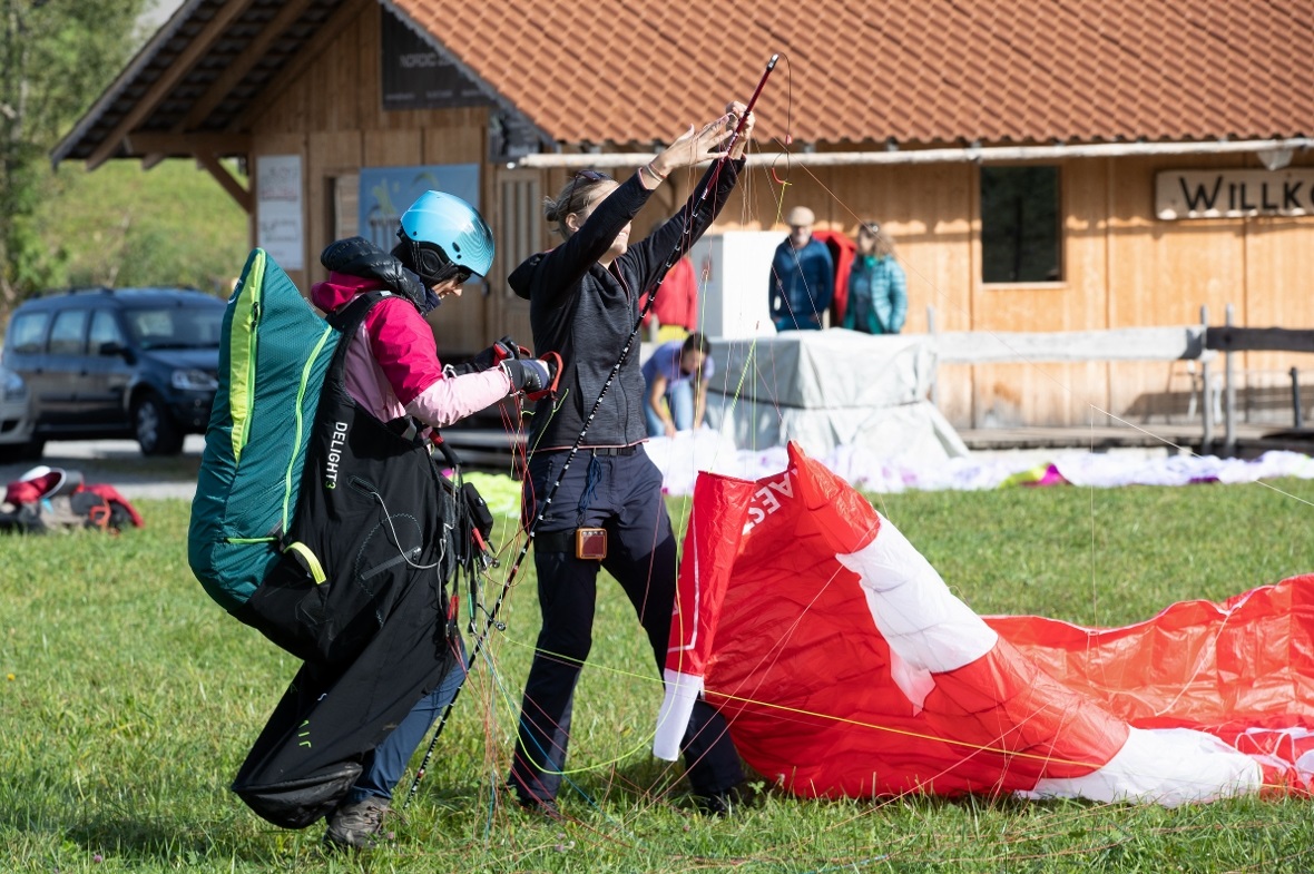 Nach dem Landen, heisst es den Schirm wieder einpacken.