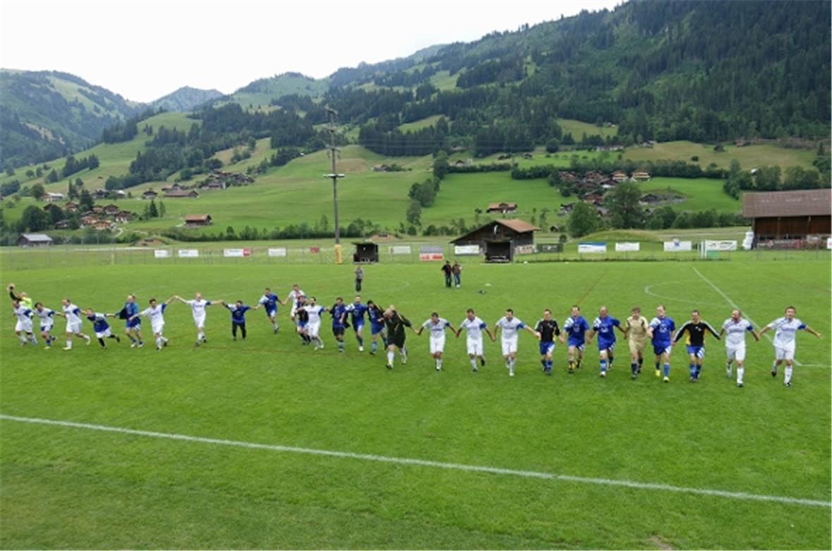 Nach dem Legendenspiel machten die Fussballer für das begeisterte Publikum eine ...