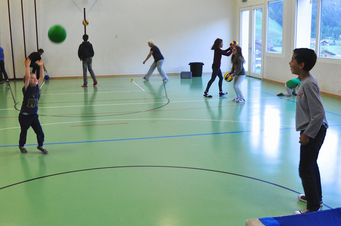 Nach dem Parkour beim fröhlichen Ballspiel.