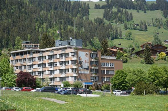 Nach dem Rücktritt von Marianne Haueter (Oberwil) ist im Verwaltungsrat der Spital STS AG kein Simmentaler Vertreter mehr vorhanden. Die IG Spitalversorgung sieht damit auch die Zukunft des Spitals Zweisimmen (Archivbild), das von der Spital STS AG betrieben wird, weiter gefährdet.