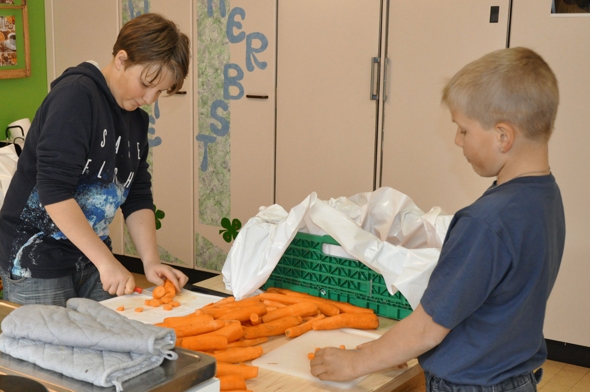 Nach dem Schälen werden die Rüebli klein geschnitten.