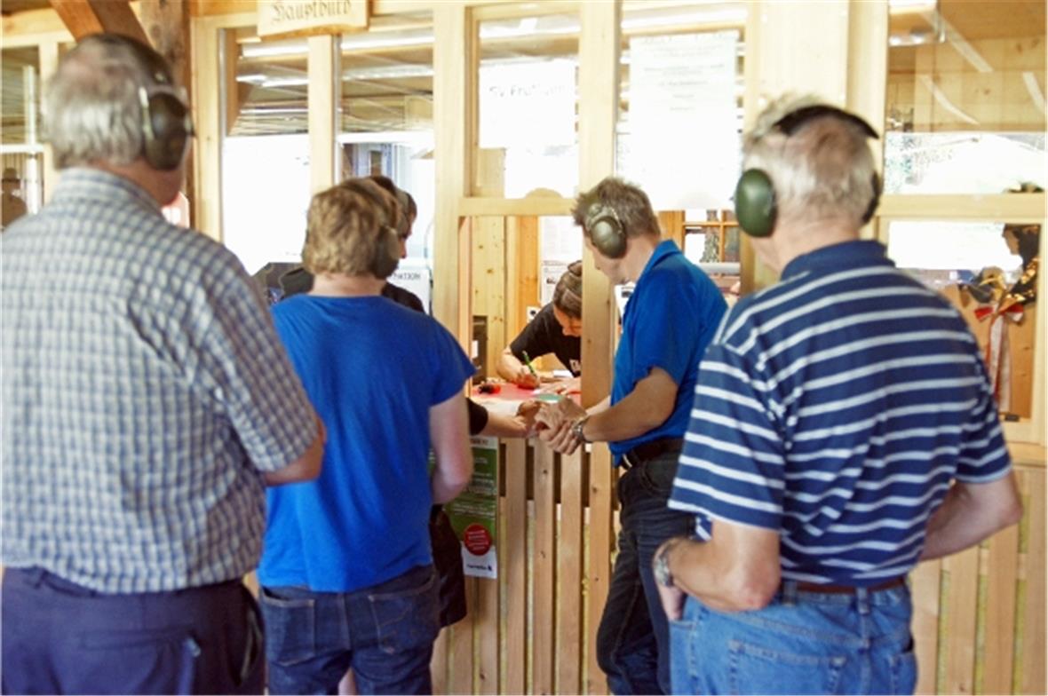 Nach dem Schiessen nimmt der erfolgreiche Schütze die Wartezeit vor der Kranzabgabe gerne in Kauf.