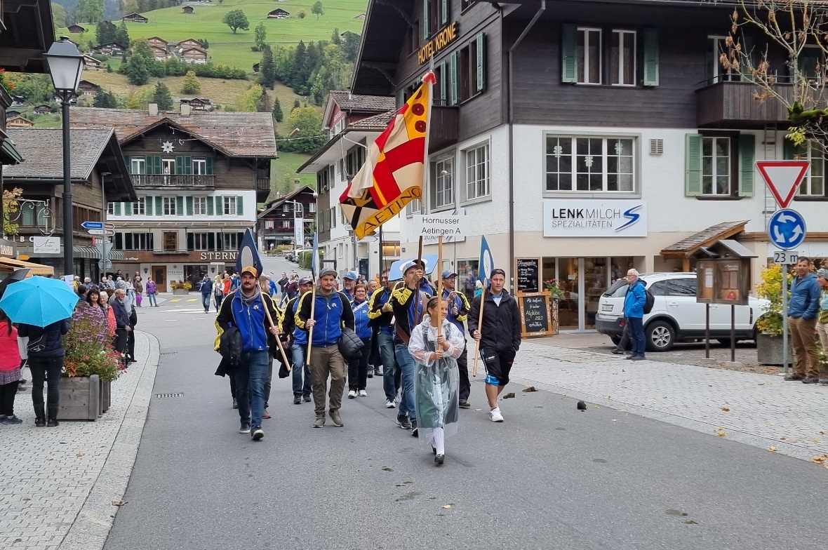 Nach dem Sportanlass zogen die Vereine farbenreich durch das Dorf Lenk.
