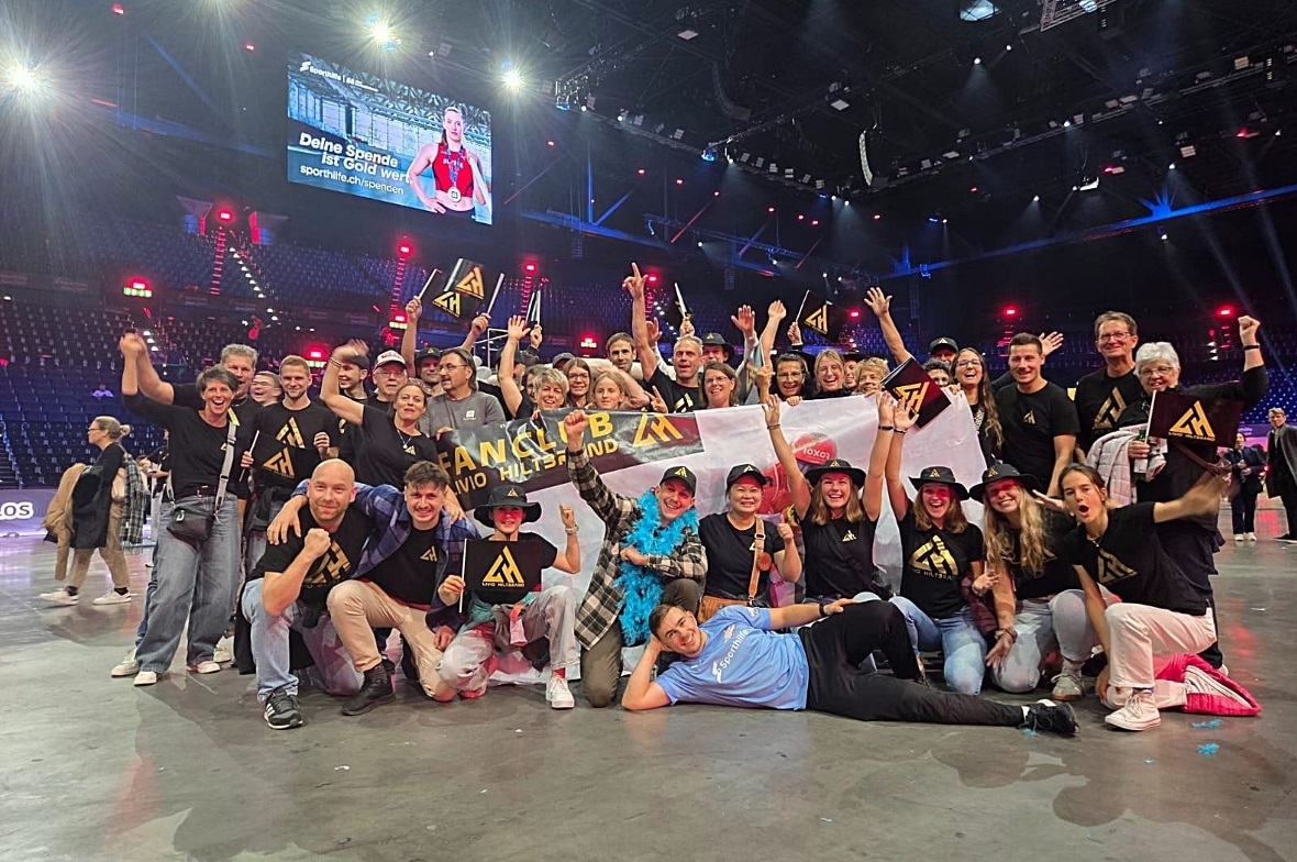 Nach dem Superzehnkampf blieb im Hallenstadion noch Zeit für ein Erinnerungsfoto des Fanclubs mit Livio Hiltbrand (vorne liegend).