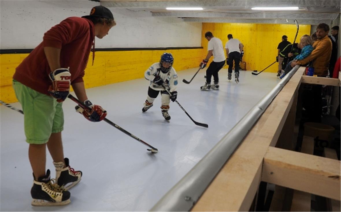 Nach dem Training der Kleinsten durften auch die Grossen aufs Eis, wo dann alle zusammen auf dem neuen «Eis» spielten.