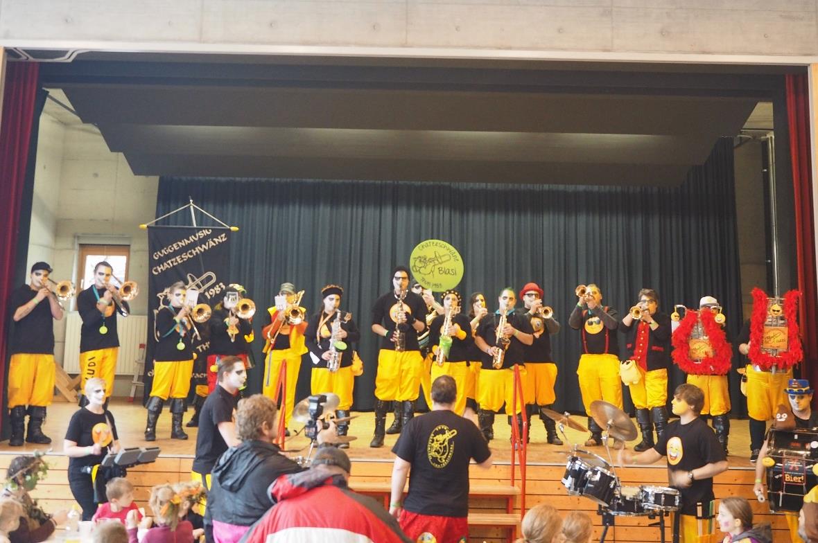 Nach dem Umzug spielten die Guggen in den verschiedenen Festlokalitäten weiter.