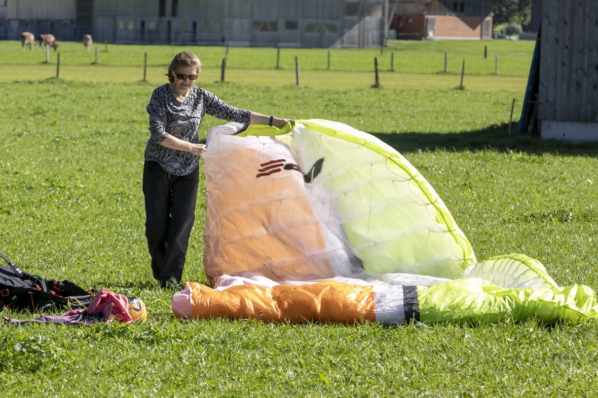 Nach dem ersten Flug, hiess es: Schirm zusammenpacken und wieder hoch zum Startp...