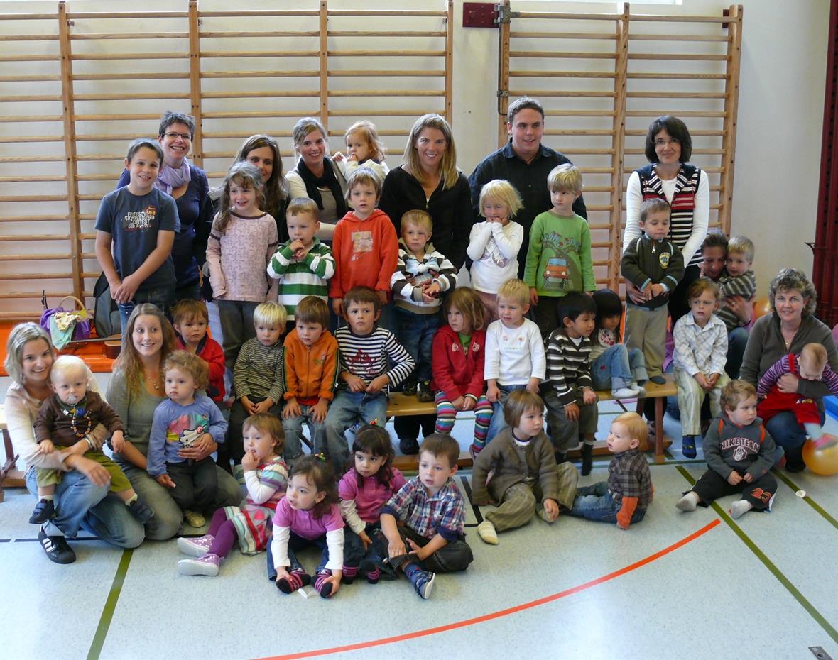 Nach dem gelungenen Vorsingen versammelten sich Kita-Kinder, ihre Betreuerinnen und ihr Betreuer wie auch weitere kleine Besucher zu einem Gruppenfoto.