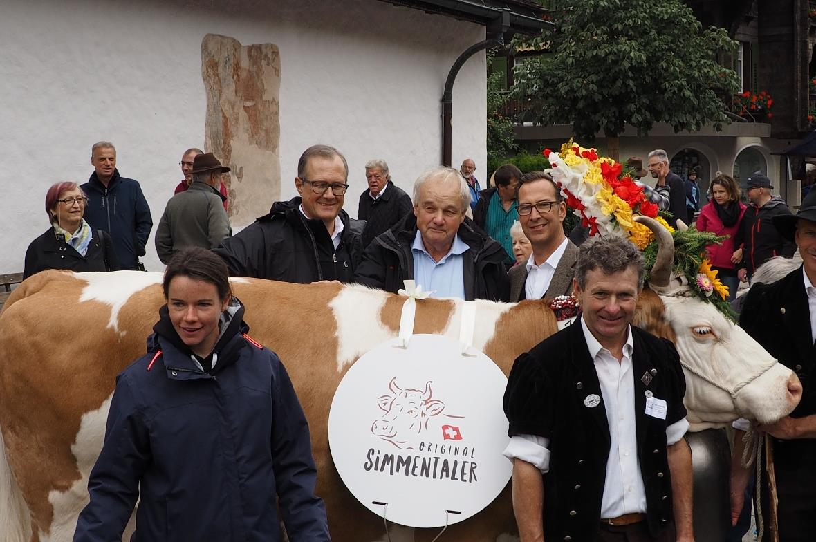 Nach dem offiziellen Gründungsakt am Kapälliplatz mitten in der Gstaader Fussgän...