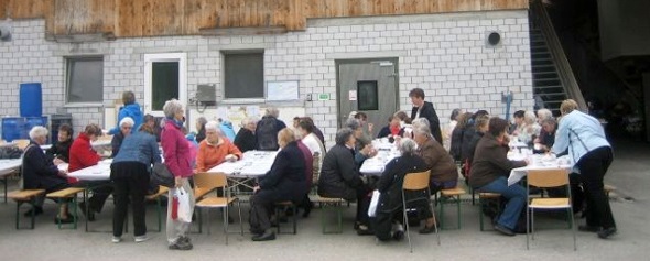 Nach der Besichtigung der Lenk Milch AG sitzen die Frauen gemütlich beisammen und kosten die feinen Lenker-Käsesorten