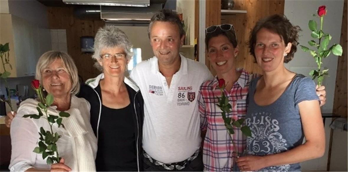 Nach der Startniederlage in Birsfelden. V.l. Marie-Louise, Denise, Achim, Miriam, Kirsten (es fehlt Marion) mit der Muttertagsrose.