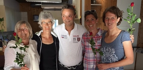 Nach der Startniederlage in Birsfelden. V.l. Marie-Louise, Denise, Achim, Miriam, Kirsten (es fehlt Marion) mit der Muttertagsrose.