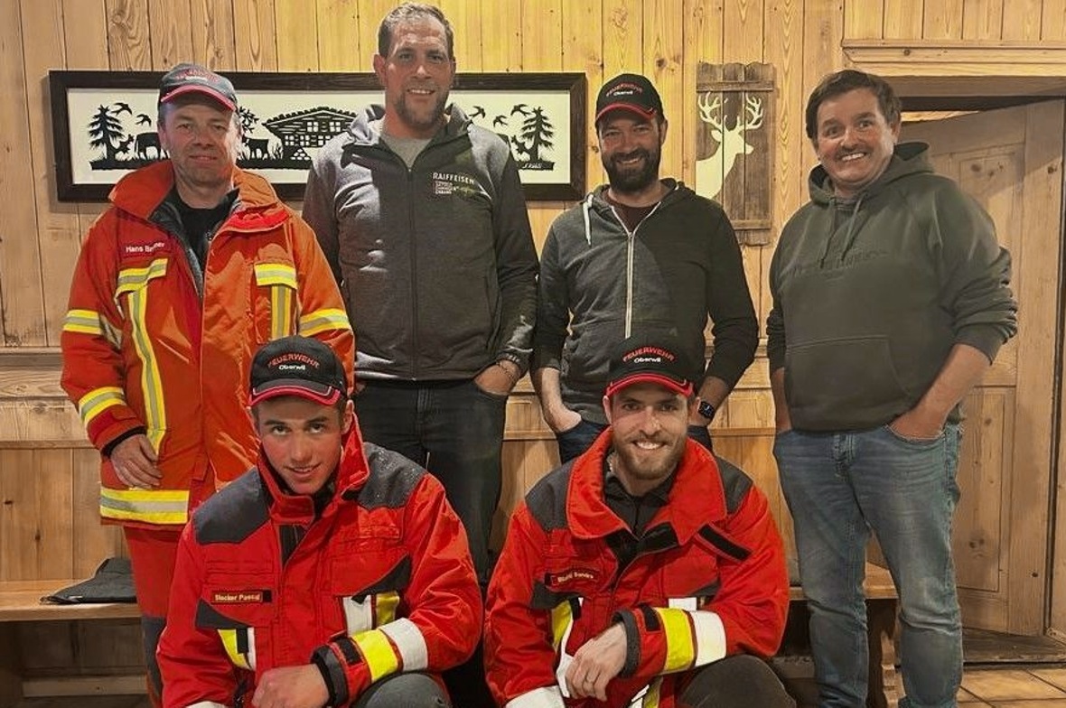 Für den Ernstfall gut trainiert Nach der Übung folgte das Gruppenbild mit den neuen Feuerwehrleuten, verdienten Kräften sowie Gemeinde- und Grossrat: hinten von links Hans Brunner , Reto Maurer, Daniel Brunner sowie Gemeinderat und Grossrat Dominik Blatti; vorne: Pascal Stocker und Sandro Blatti.