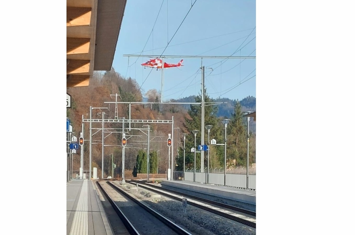 Nach der medizinischen Erstversorgung durch ein Ambulanzteam wurde der verletzte Mann in kritischem Zustand mit einem Rega-Helikopter in ein Spital transportiert. 