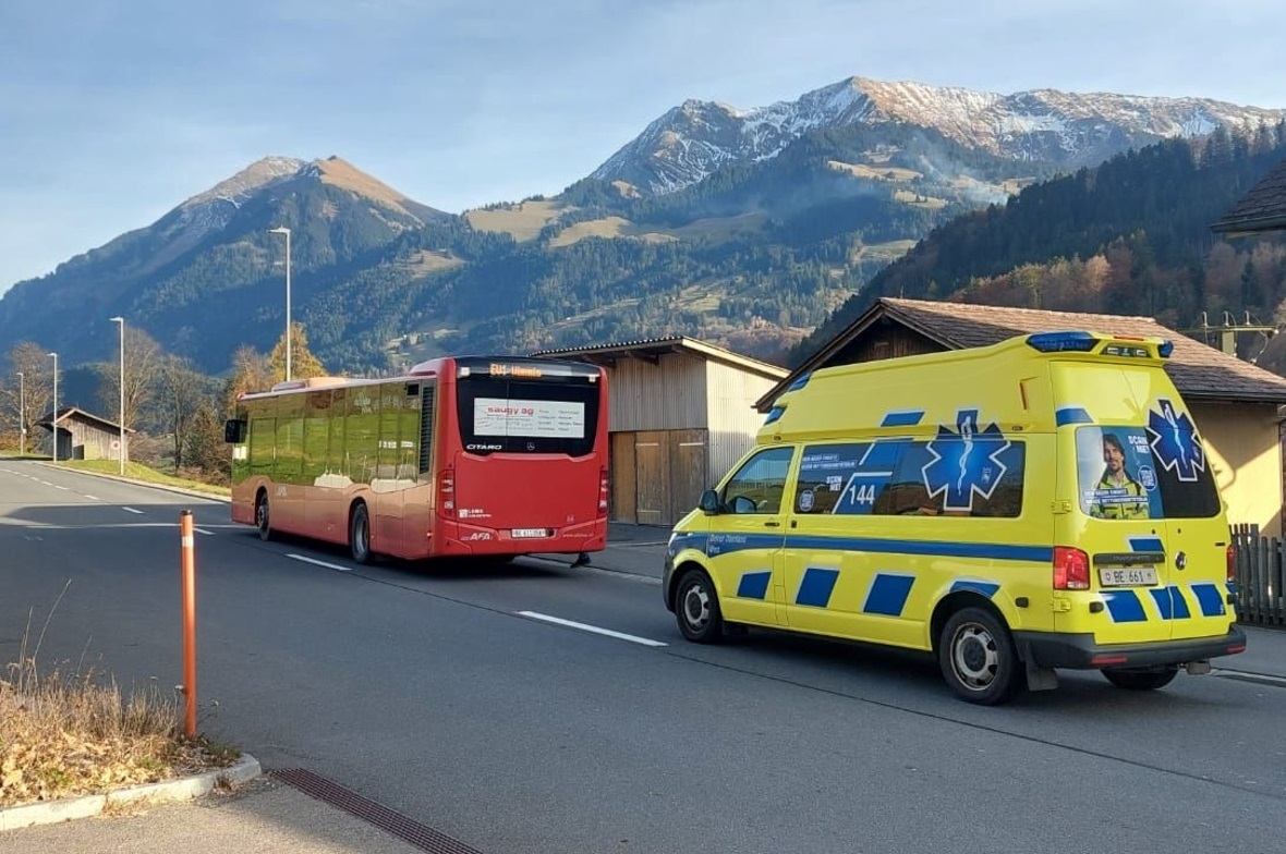 Nach der medizinischen Erstversorgung durch ein Ambulanzteam wurde der verletzte Mann in kritischem Zustand mit einem Rega-Helikopter in ein Spital transportiert. 