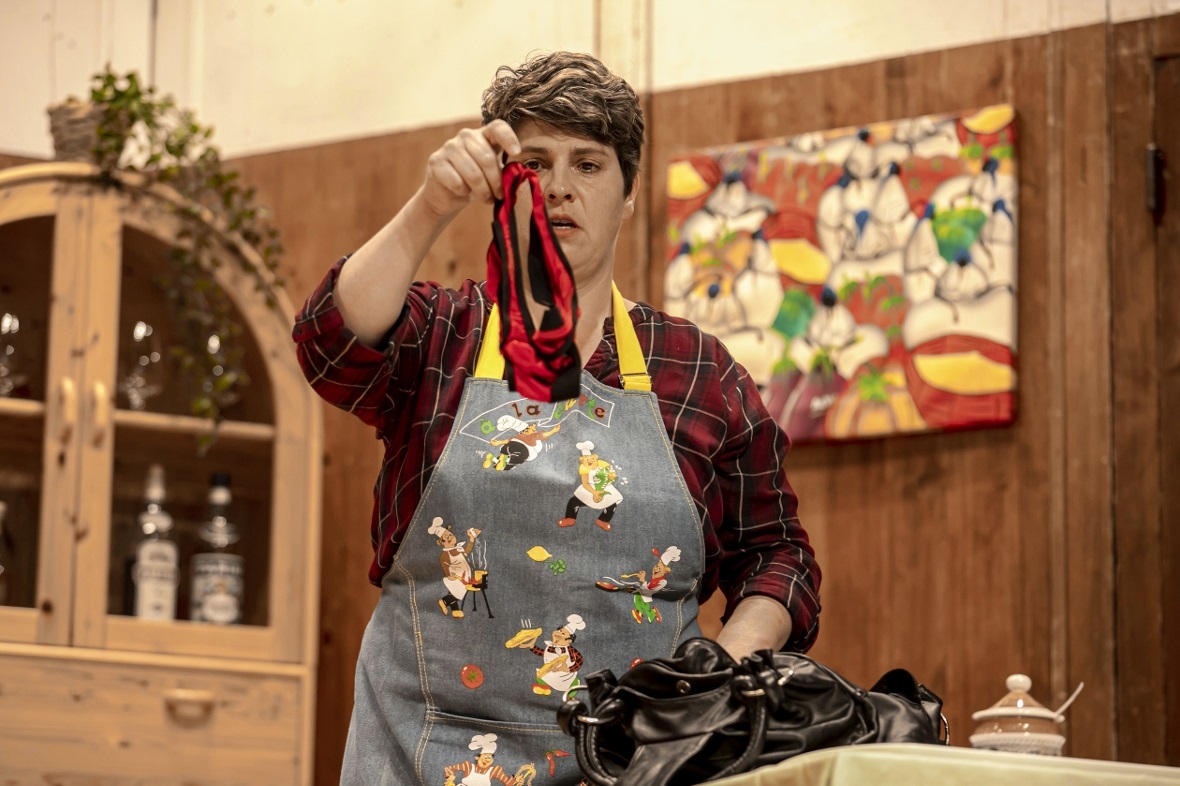 Nach einer Nacht mit Blackout findet Gerda Tobler (Catrina Wäfler) einen Stringt...