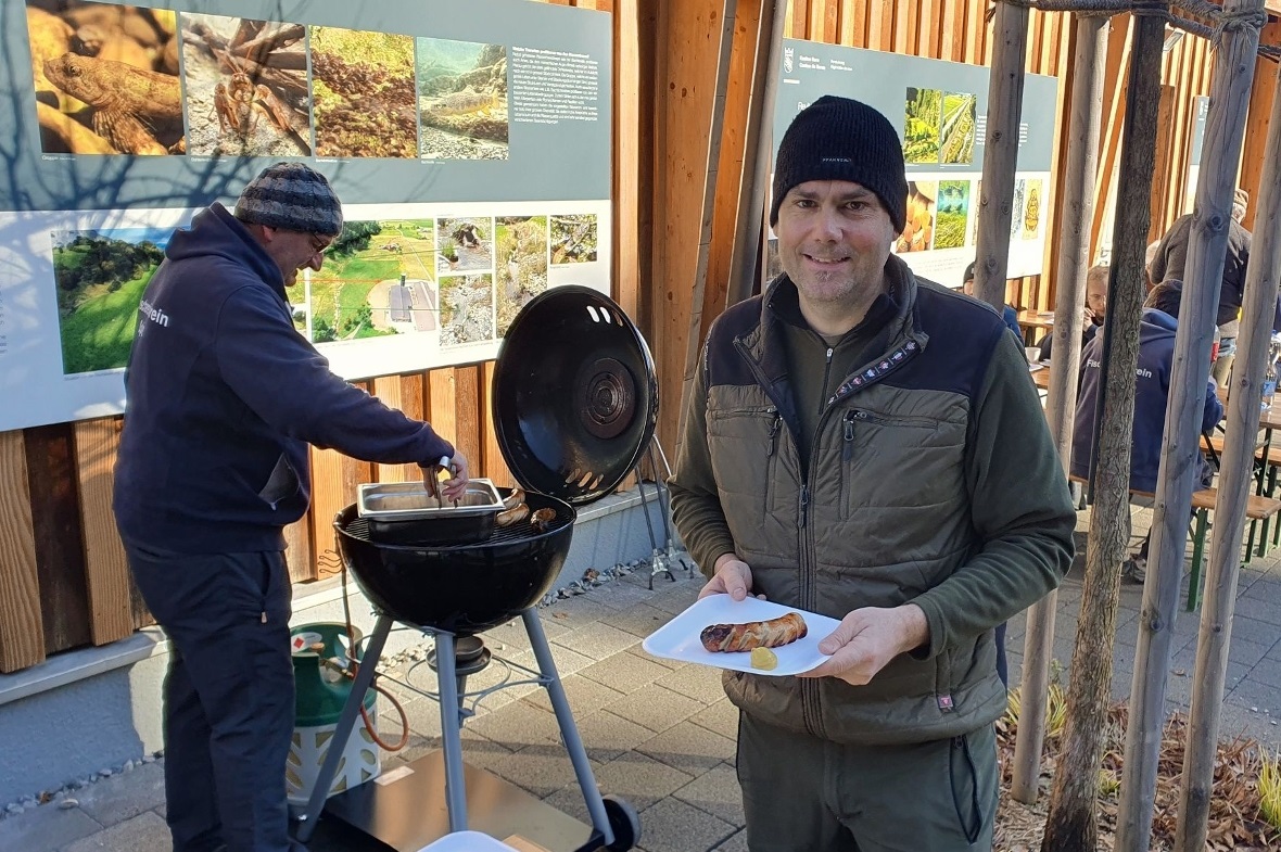 Nach getaner Arbeit gibt es Bratwürste vom Grill.