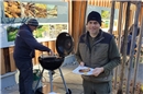 Nach getaner Arbeit gibt es Bratwürste vom Grill.