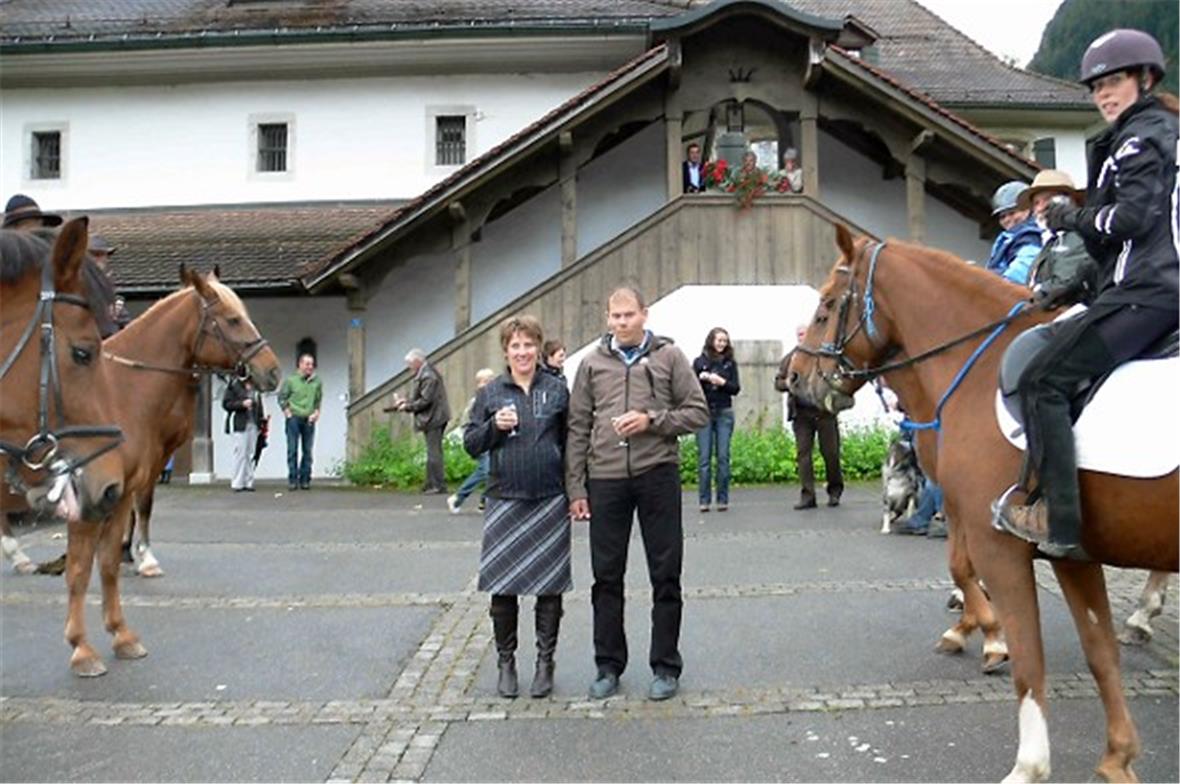 Nach ihrem Ja-Wort im Schloss warteten Reiterinnen und Reiter hoch zu Ross auf D...
