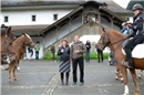 Nach ihrem Ja-Wort im Schloss warteten Reiterinnen und Reiter hoch zu Ross auf D...