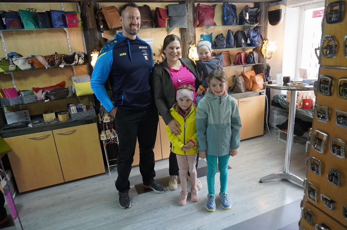 Nach wie vor ein begehrtes Fotosujet bei Gross und Klein: Schwingerkönig aus dem Jahre 2010, Kilian Wenger.