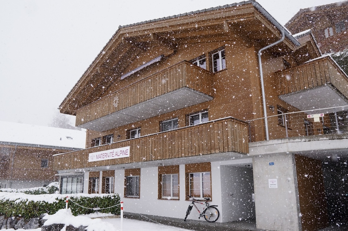 Nach zehn Jahren wechselt die Maternité Alpine per 1. Juli 2026 von den unteren zwei Stöcken dieses Hauses ins Spital Zweisimmen.