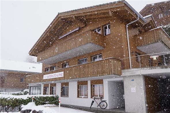 Nach zehn Jahren wechselt die Maternité Alpine per 1. Juli 2026 von den unteren zwei Stöcken dieses Hauses ins Spital Zweisimmen.