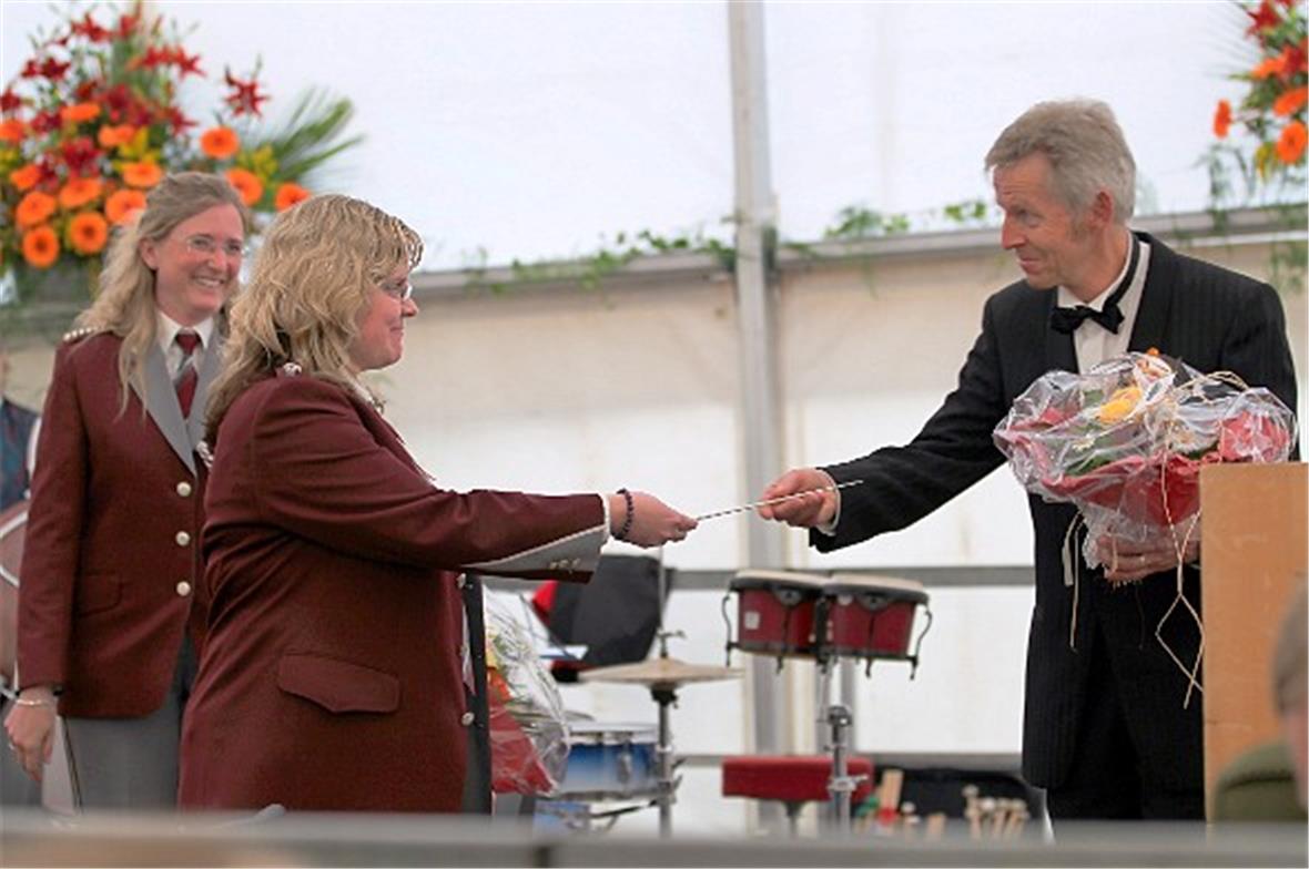 Nachdem Ernst Meinen den Titel des Ehrendirigenten erhalten hat übergibt er den ...