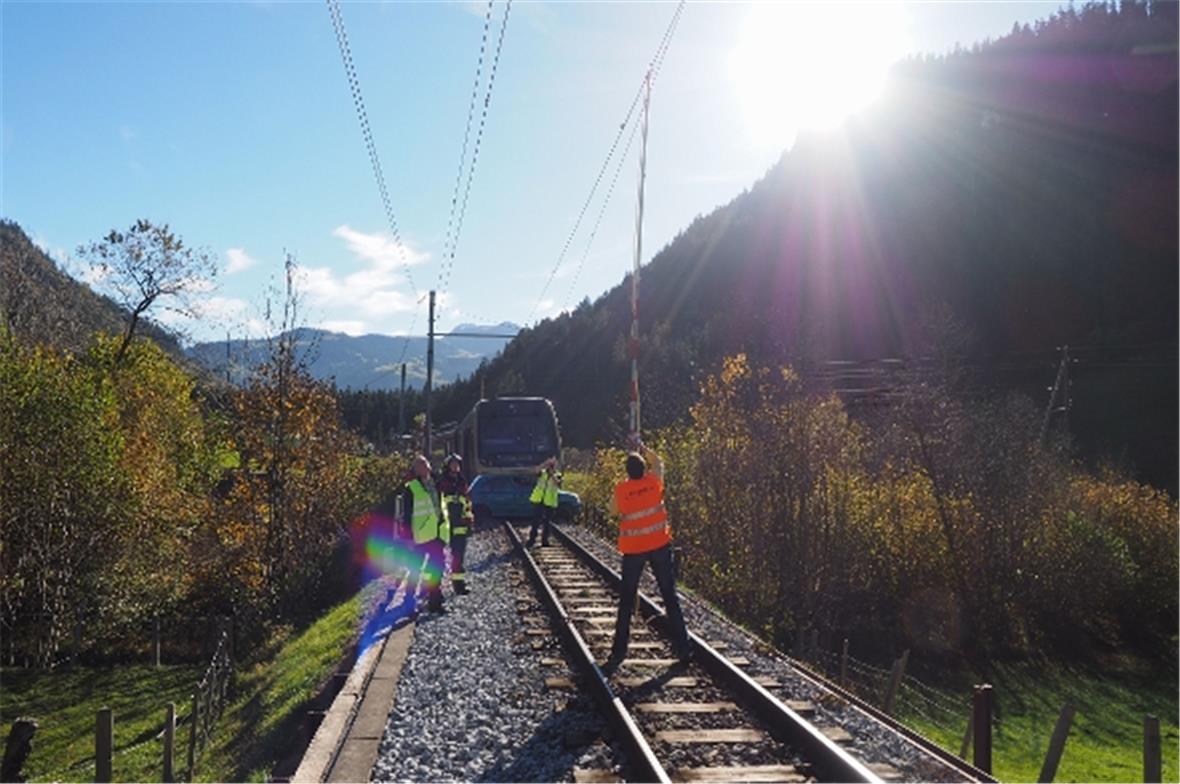 Nachdem der Strom abgestellt wurde, wird die Fahlleitung geerdet.
