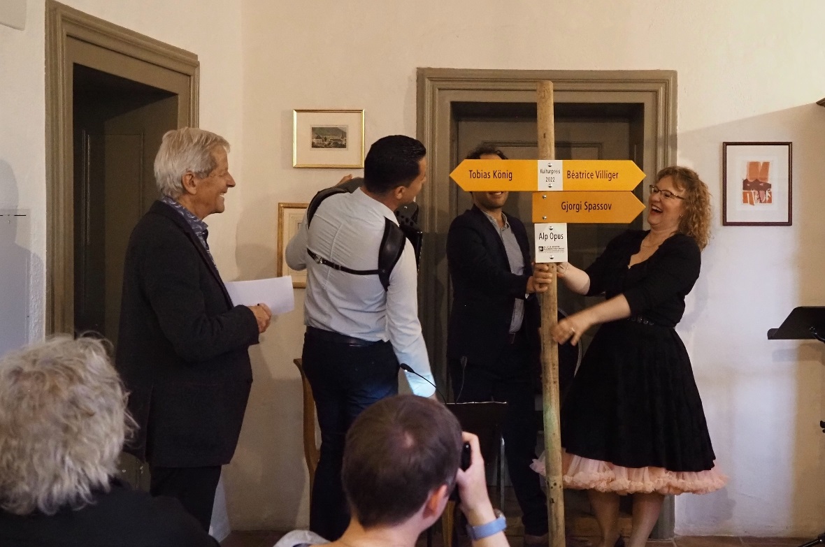 Nachdem sich die drei Musiker von dem unerwarteten Moment erholt hatten, war ihn...