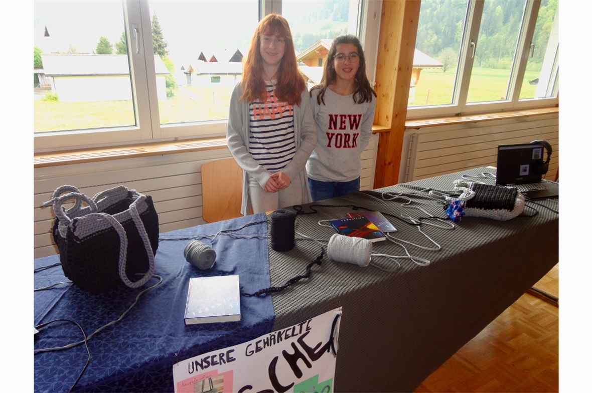 Nadine Karlen und Murielle Schenk häkelten aus grossen Maschen eigene Taschen.