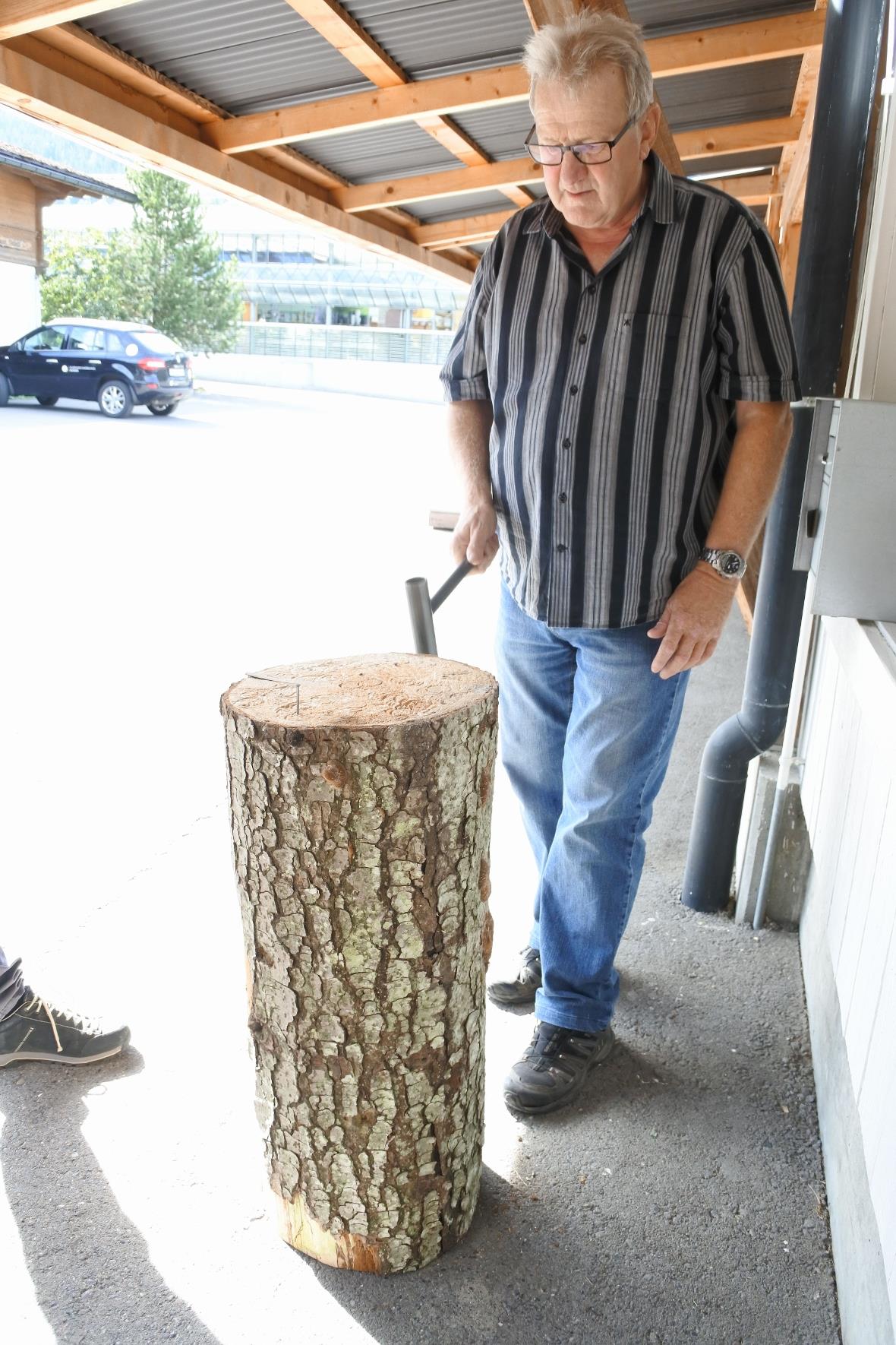 «Nägel schlagen» im bei Schreinerei und Möbelhaus Rufener.