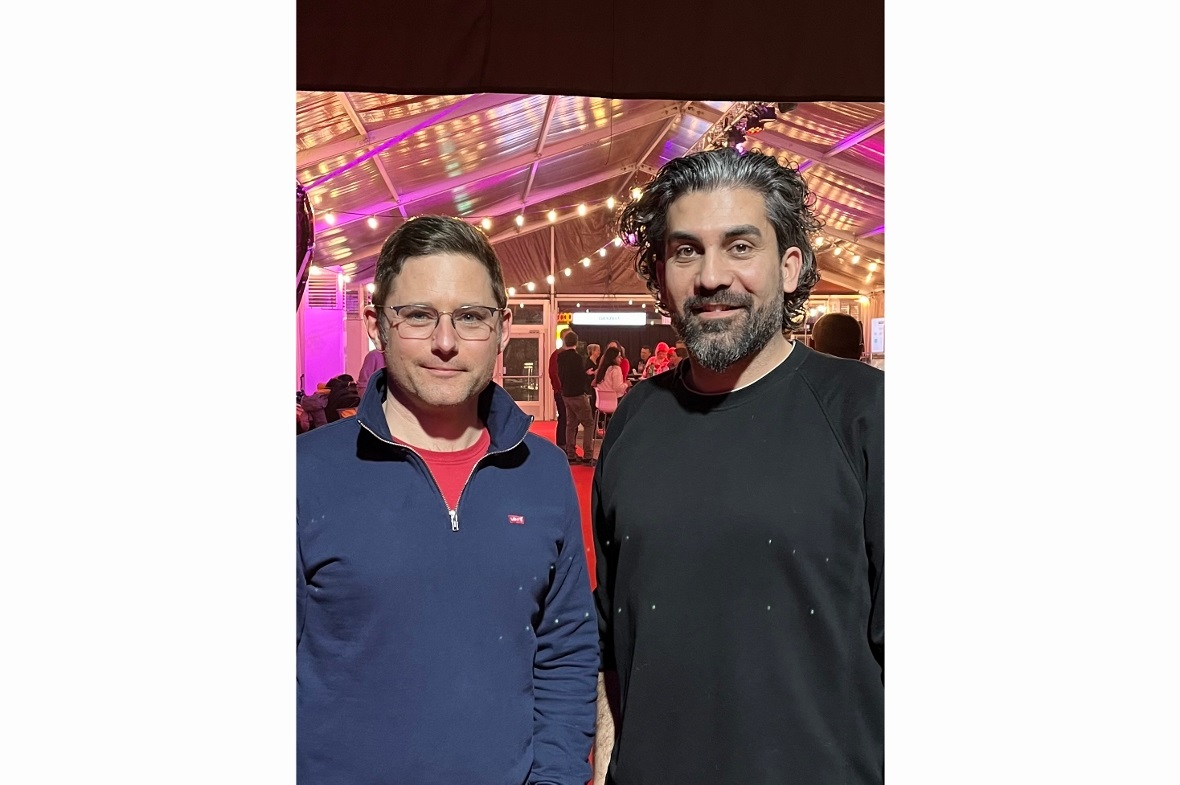 Nahe bei den Fans: Comedian Cenk Korkmaz (r.) mit dem Korrespondenten der Simmen...