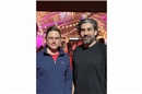 Nahe bei den Fans: Comedian Cenk Korkmaz (r.) mit dem Korrespondenten der Simmen...