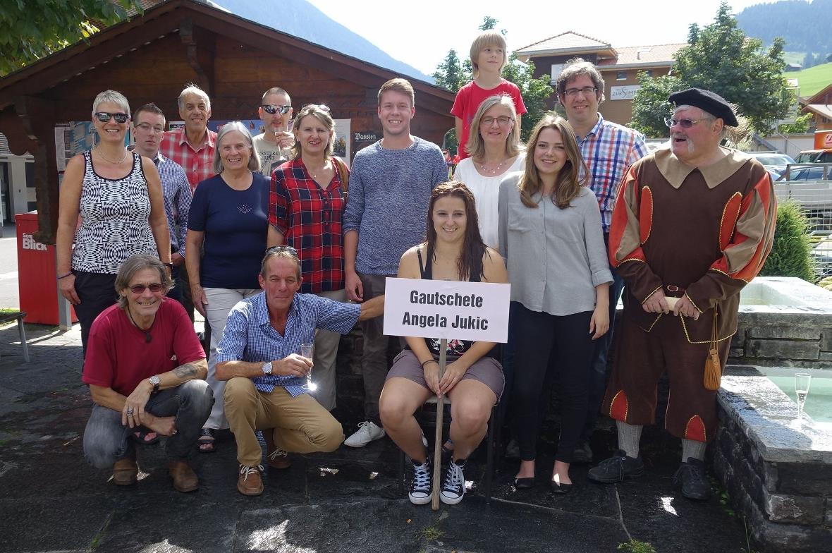 Nass, aber erleichtert: Angela inmitten des Kopp-Teams und ihrer Familie.