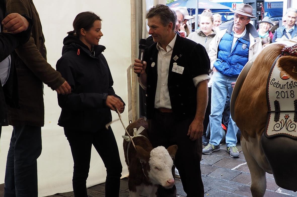 Nathalie von Siebenthal bekommt als Dank des Vereins für ihr Engagement als Bots...