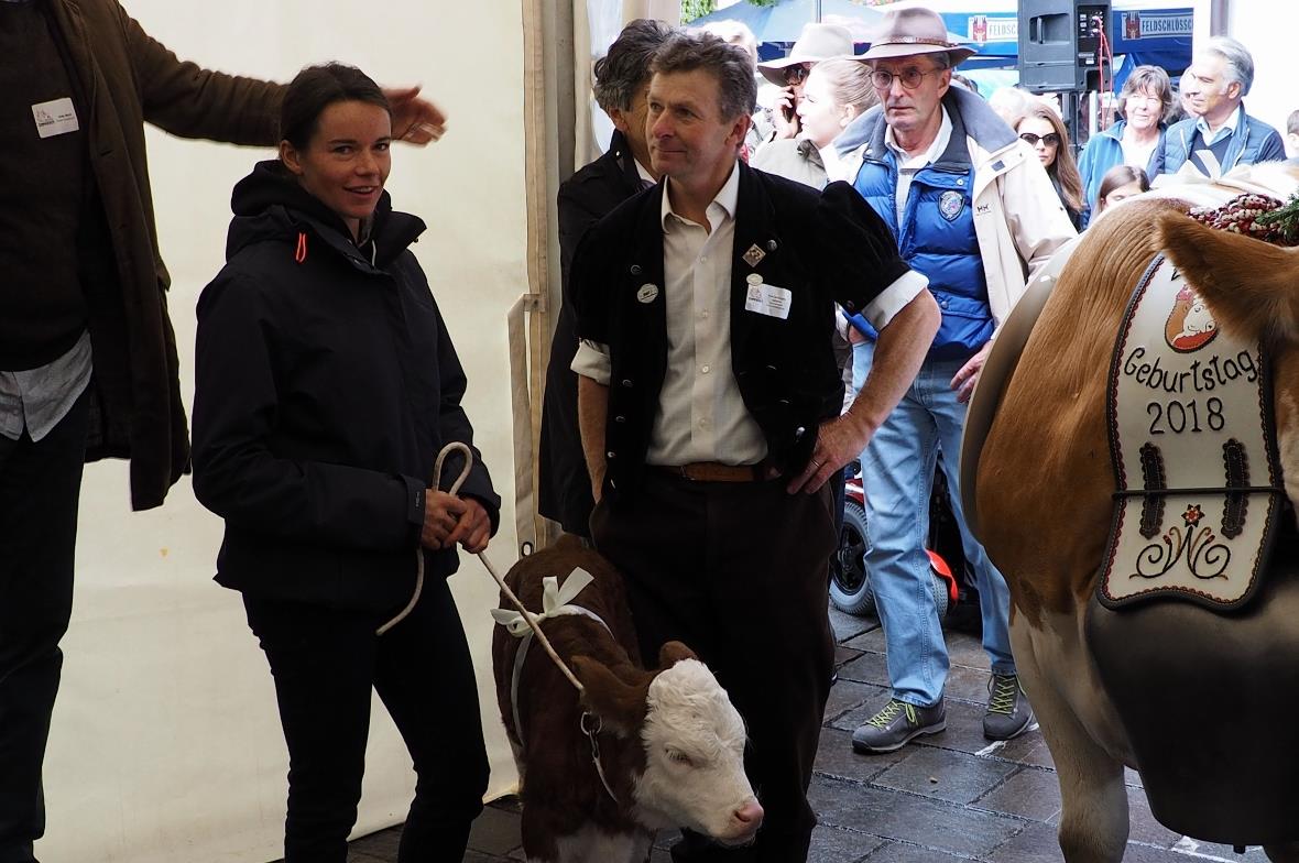 Nathalie von Siebenthal mit Simmentaler Kalb und von Johann von Grünigen, Landwi...
