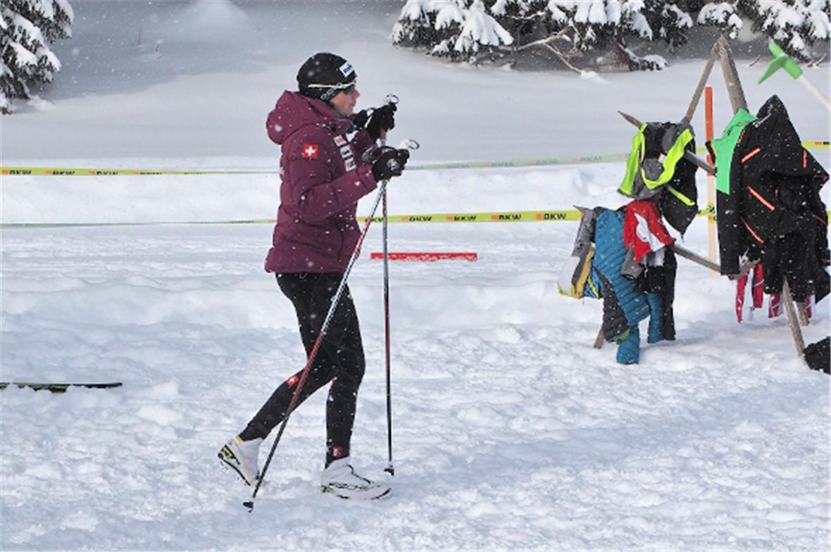 Nathalie von Siebenthal wärmt sich vor dem Start auf.