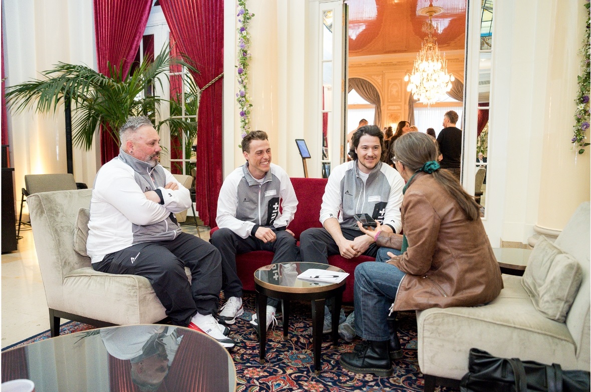 Nationalcoach Silvan Hofer, Aron Fahrni und Fabrice von Grünigen im Gespräch mit...