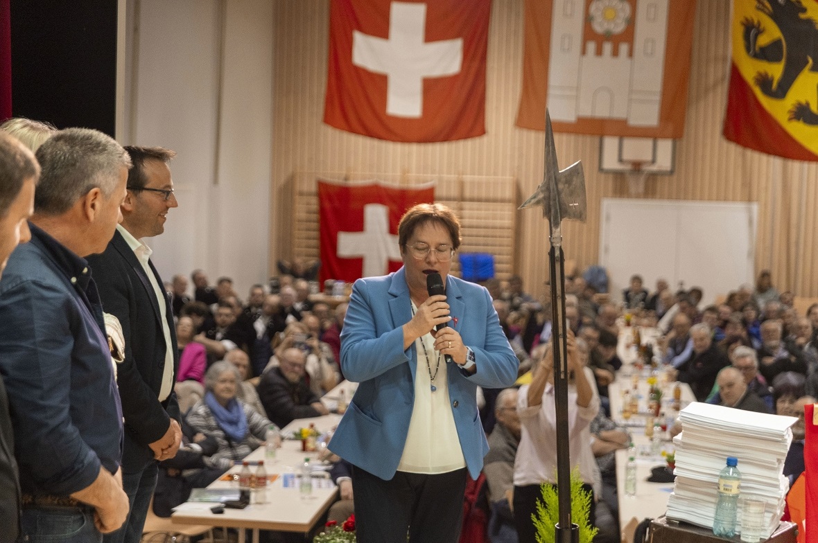 Nationalrätin Magdalena Martullo-Blocher steht vor rund 300 Besucherinnen und Besuchern und sucht im Anschluss den persönlichen Austausch mit den anwesenden Grossratskandidaten.
