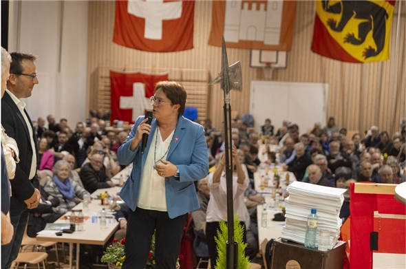 Nationalrätin Magdalena Martullo‑Blocher steht vor rund 300 Besucherinnen und Besuchern und sucht im Anschluss den persönlichen Austausch mit den anwesenden Grossratskandidaten.