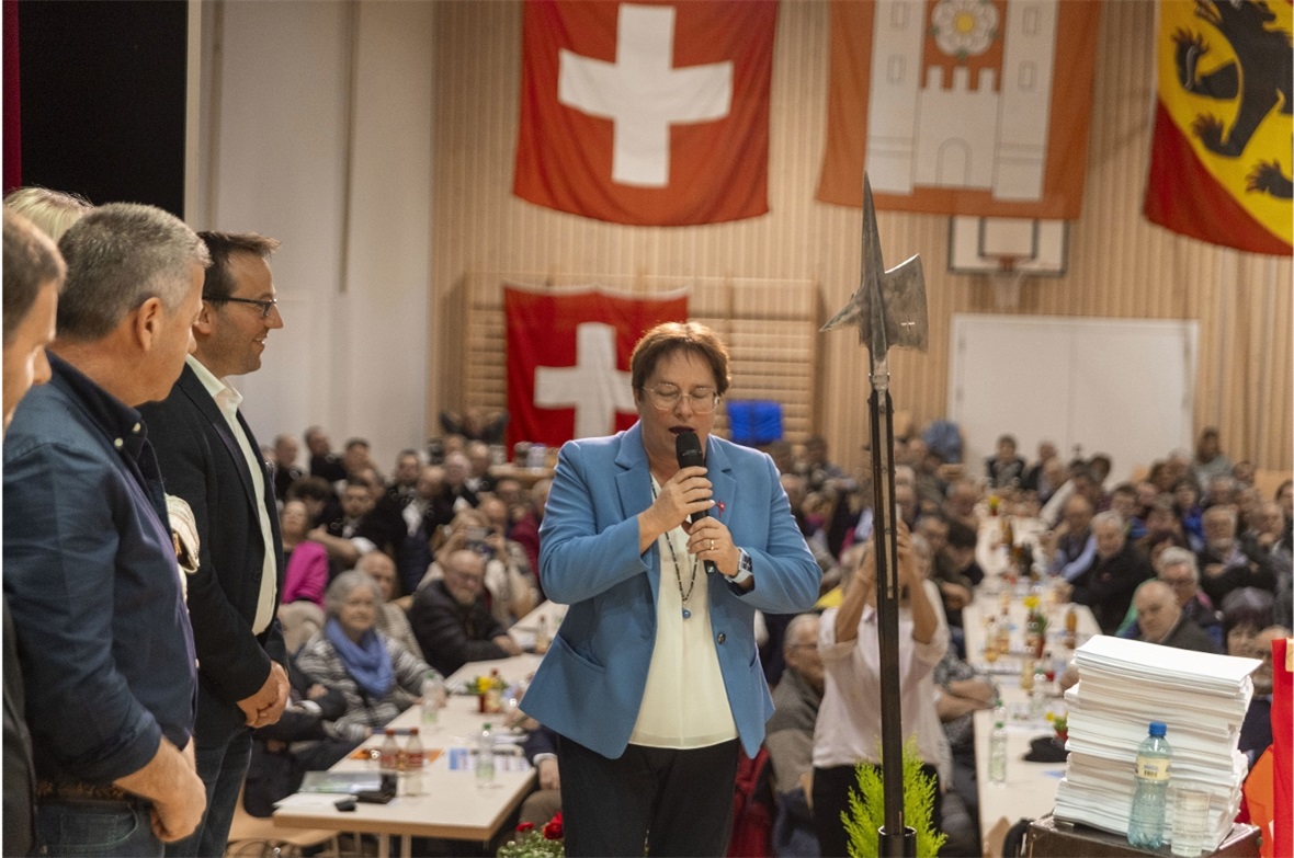 Nationalrätin Magdalena Martullo‑Blocher steht vor rund 300 Besucherinnen und Be...