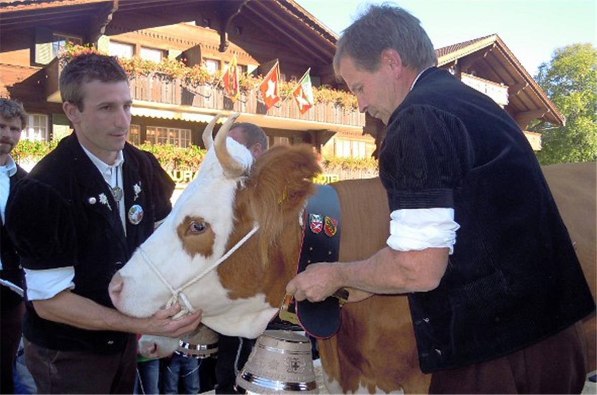 Nationalrat Erich von Siebenthal gratuliert Spiegel zur Miss und kürt sie mit de...