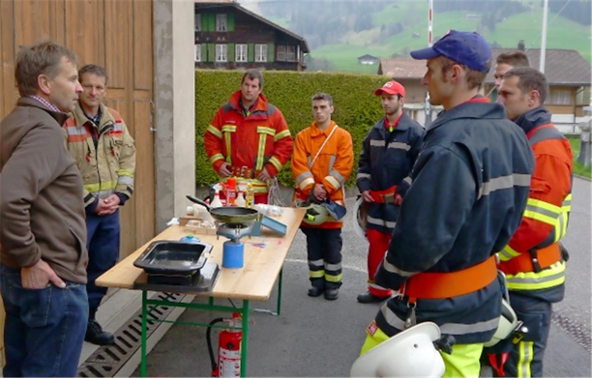 Nationalrat Erich von Siebenthal schätzt das Engagement der Jungen Männer und dankt ihnen dafür.