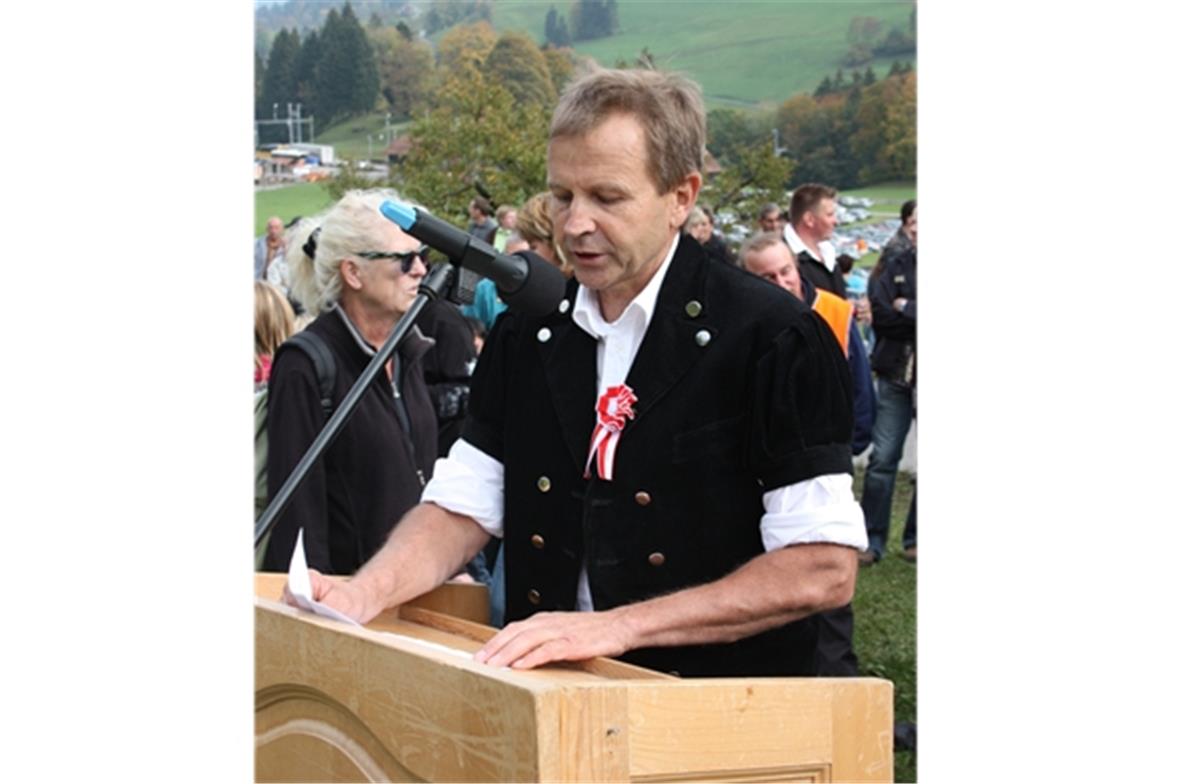 Nationalrat Erich von Siebenthal würdigt den Anlass.