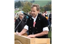 Nationalrat Erich von Siebenthal würdigt den Anlass.