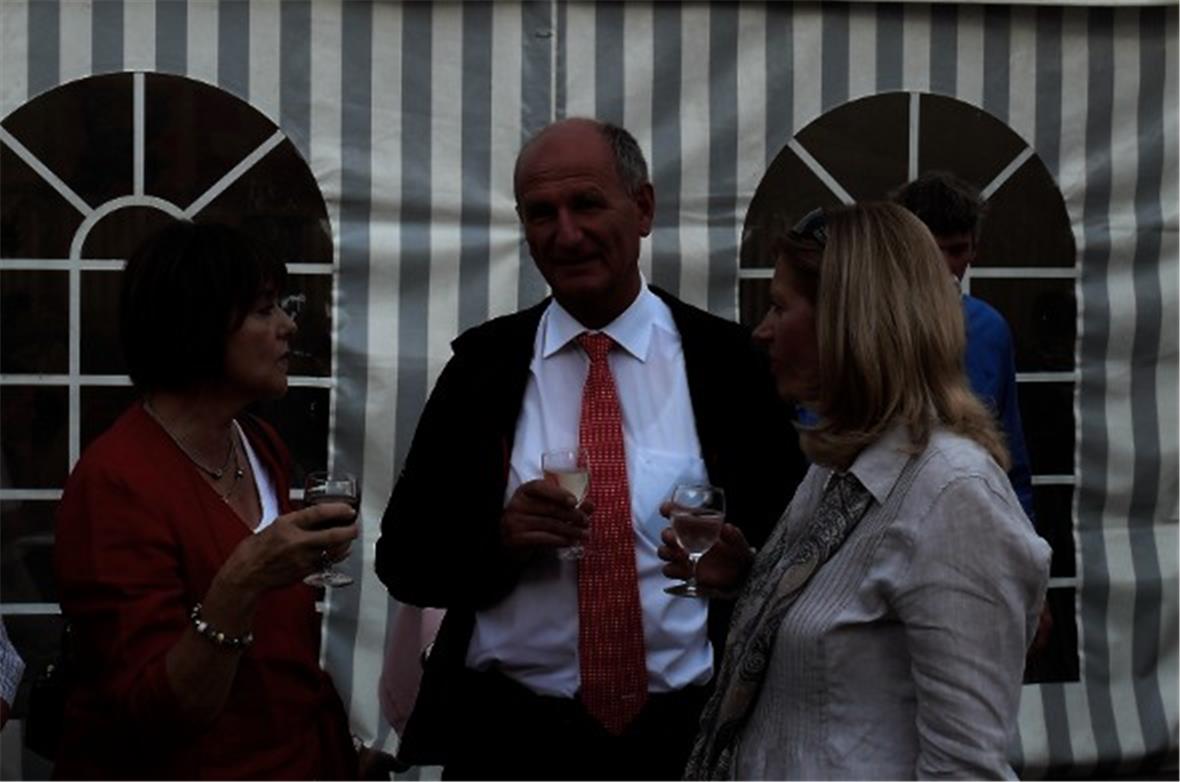 Nationalrat Hansruedi Wandfluh stösst mit Gemeindepräsidentin Christiane Griesse...