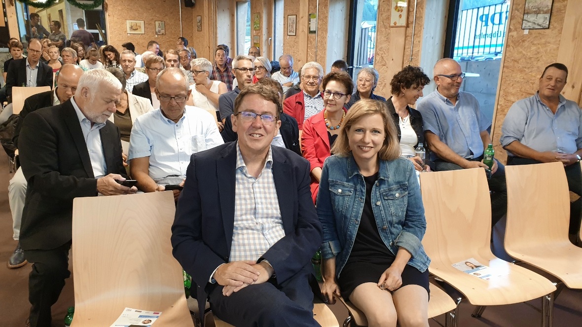 Nationalrat und Parteipräsident SVP Schweiz Albert Rösti neben Nationalrätin und...